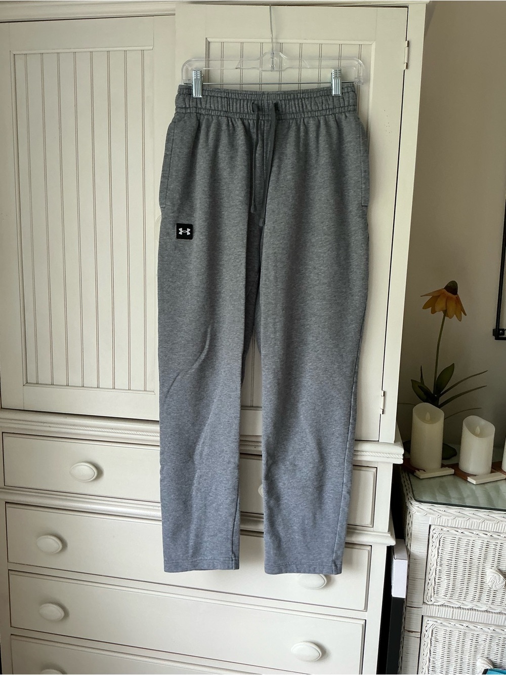 Men’s Under Armour Loose Fit Cold Gear Grey Sweatpants - Size M 😅